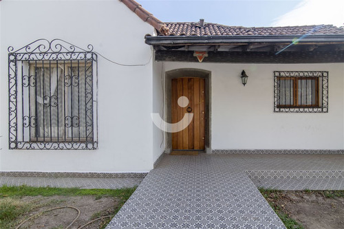 Hermosa Casa Colonial / Sector Residencial De Ñuñoa
