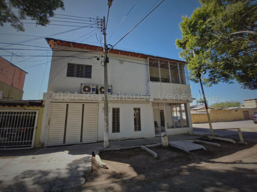 Casa En Venta, Urb. Las Acacias, Maracay 24-15648 Yr