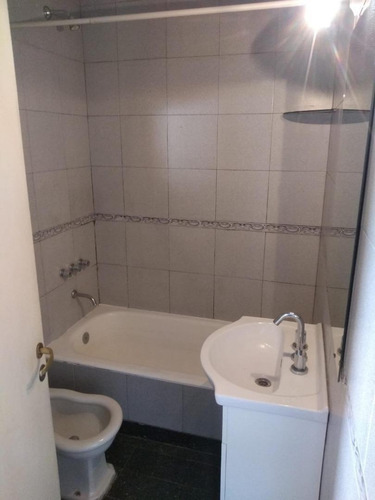Muy Buen Departamento De Dos Ambientes, Al Frente Con Balcon
