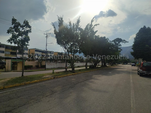 Casa Para Uso Comercial En Zona Estratégica De San Diego Que Cuenta Con 11 Habitaciones Para Prestar Servicio De Alquiler Residencial O Consultorios, Con 7 Baños Y Además Cuenta Con Un Anexo Y Local