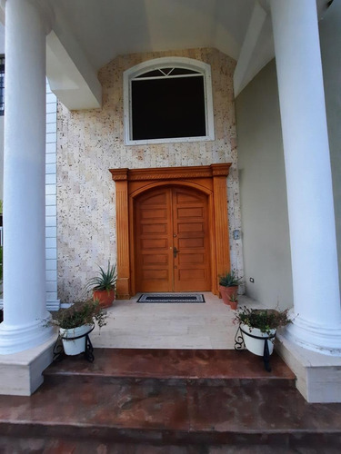 Casa Real Bienes Raíces Vende Majestuosa Casa En Urbanización San Miguel, 1ra Etapa, Maturín