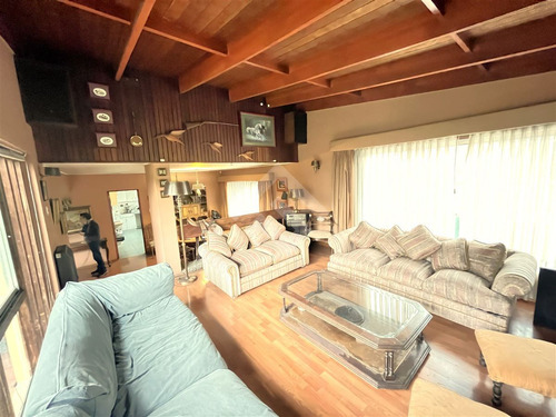 Casa En Venta De 4 Dorm. En Las Condes