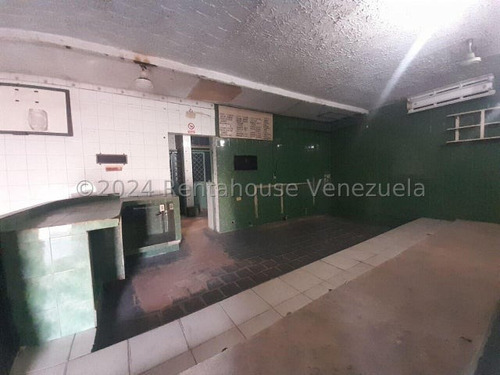 Se Alquila Local Comercial Ubicado En Av.intercomunal Cabudare Acrigua, Con Gas Directo, Ideal Para Negocios De Comida Y Carniceria Por Contar Con Espacio Adecuado Para Cava, Contactame Dennymar B7212