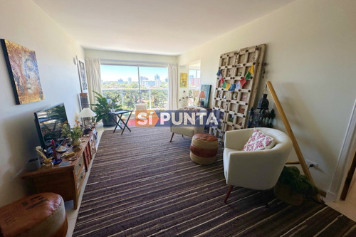 Apartamento En Alquiler Anual De 2 Dormitorios Y Medio Con Vista Al Mar, Sin Amueblar.