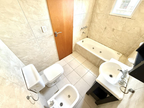 Departamento En Alquiler 3 Ambientes Con Cochera En Banfield Este