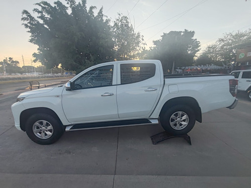 Mitsubishi L200 2.4 Cabina Doble 4x2 Mt