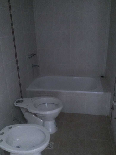 Imagen 5 de 9 de Venta Triplex Al Frente.