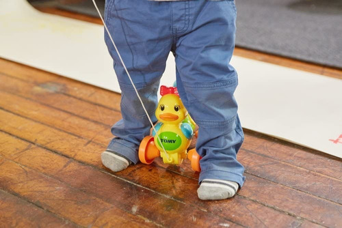 Imagen 5 de 6 de Arrastre Patitos Didactico Con Sonido Familia Tomy 92114 Edu