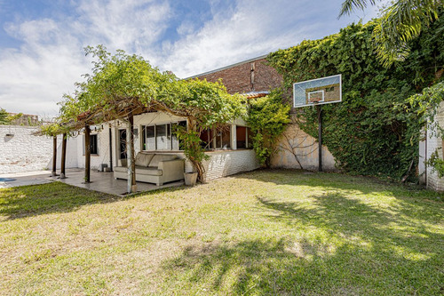 Venta Casa 5 Ambientes En Castelar Sur Con Pileta