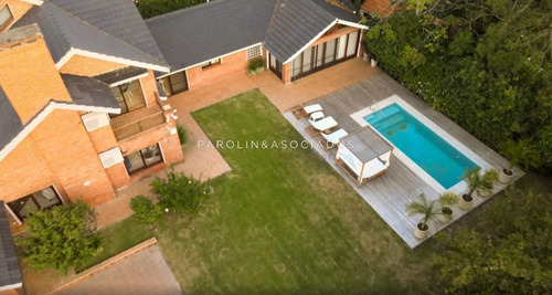 Casa En Venta De 4 Dormitorios En Playa Mansa, Punta Del Este.