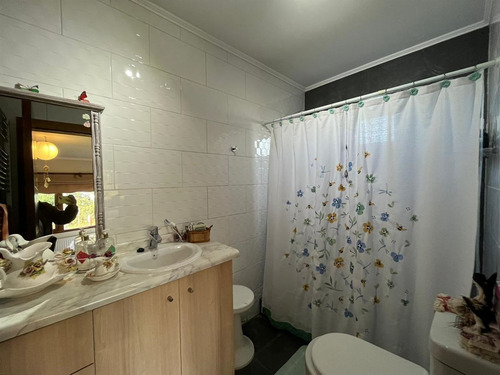 Casa En Venta De 5 Dorm. Más Quincho En Puerto Varas