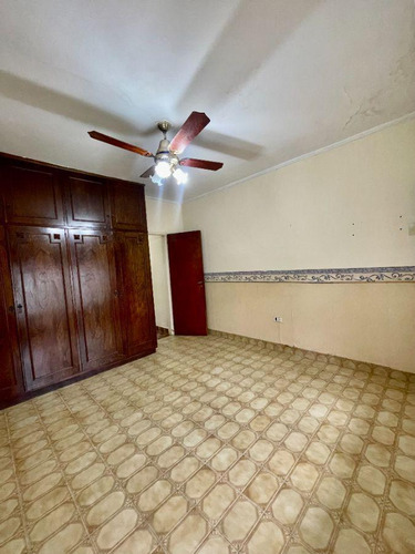 Casa En Venta De 2 Dormitorios C/ Cochera En Otros Barrios