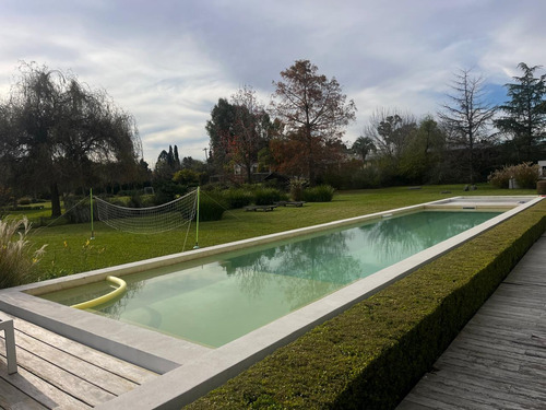 Casa Altos De Pilar 10 Ambientes Sobre Lote 3500 Mts.