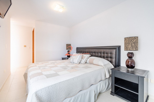 Venta De Apartamento Piso Alto A Pasos De Playa Mansa, Tres Dormitorios Más Servicio- Ref: 5332