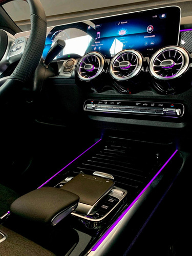 Imagen 5 de 10 de Mercedes Benz Glb 200 Amg Line 4*2 At 2023 - 0km Gris