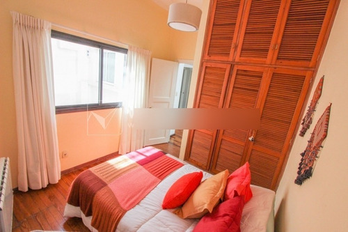 Venta De Casa En Punta Carretas, 3 Dormitorios, 3 Baños, 1 Suite Enorme Con Jacuzzi Y Estufa A Leña, Barbacoa, Terraza Y Ventanales Con Vista Mar. Son 202 M2 En Tres Niveles. Patio, Jardin. Sin Garaje