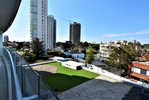 Apartamento En Venta De 2 Dormitorios En Season Tower, Punta Del Este.