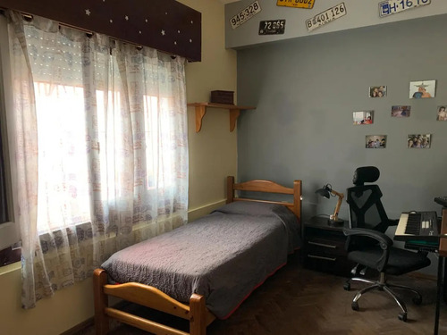 Vendo Amplia Casa De 3 Dormitorios Con Opción A 4, 2 Baños, Parrillero Con Barbacoa Y Cochera Para 2 Autos, Acepta Banco, Próximo A Brazo Oriental.
