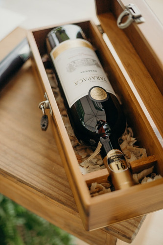 Imagem 2 de 3 de Lembrancinha De Casamento, Caixa De Madeira, Vinho E Cadeado