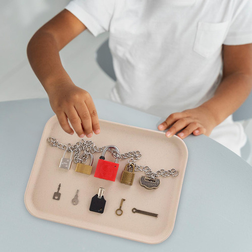 . Niños Aprendiendo Cerraduras Con Con Bandeja De Cadena