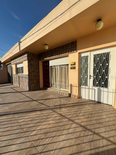 Se Vende Casa - 3 Dormitorios + Consultorio + Apartamento