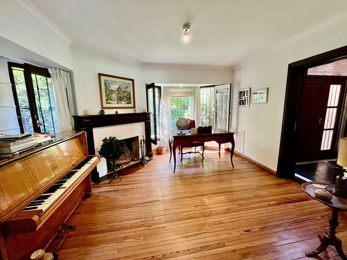 Excelente Casa En Venta En Punta Chica De Libertador Al Río, 4 Dormitorios, Gran Jardín