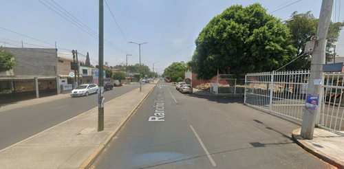 Casa De Dos Niveles Con Amplio Estacionamiento Frontal. Ce Encuentra Dentro De Una Privada Con Acceso Controlado Las 24hrs. Se Encuentra Muy Bien Ubicada Cerca De Calzada De Las Bombas Y Avenida C