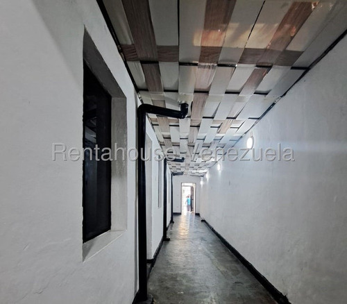Casa Para Uso Comercial, Consta De 162 Mts Distribuidos En 5 Habitaciones Y Dos Baños, Cocina En Mampostería, Área De Lavandero, Tanque De 3.000lts A Pocos Metros De La Av Bolivar,