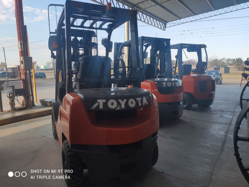 Imagen 2 de 8 de Autoelevador Toyota /serie 8/nafta Glp