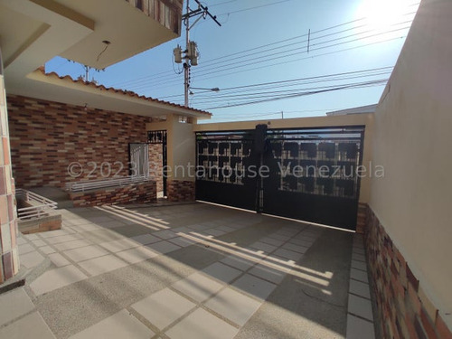 Townhouse En Obra Gris En Urb Andres Bello Maracay, Financiamiento Disponible. 23-18761 More