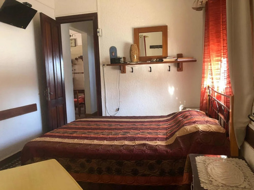 Imagen 8 de 22 de En Piriápolis, A Una Cuadra De La Playa Casa De 3 Dormitorios Y Barbacoa En El Fondo