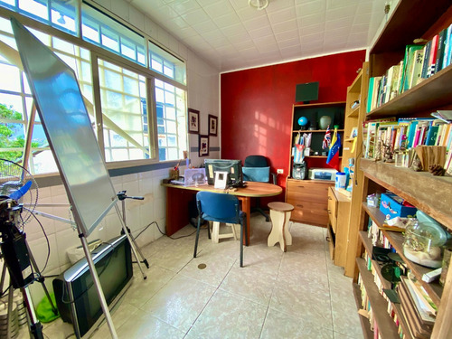 Casa Multifamiliar De 5 Niveles, 350 M2 Const., 5 Hab, 4 Baños Y 5 P/e ( Acropolis)