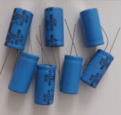 10un Capacitor Eletrolítico 82uf X 200v 85 Graus