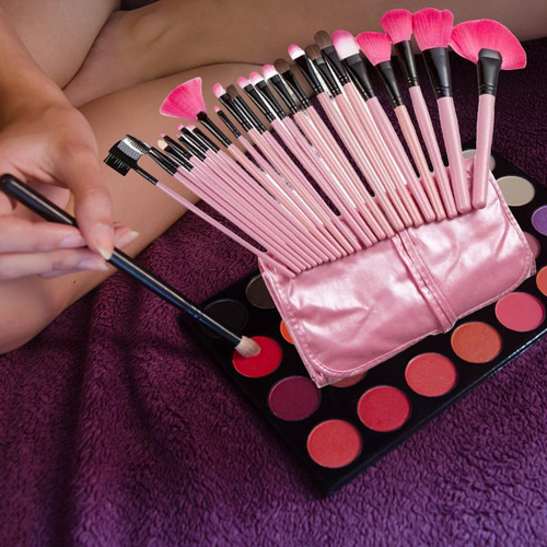 El Cepillo Profesional Del Maquillaje Fija Las Cerdas De La