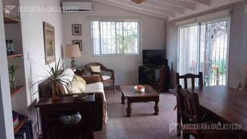 Casa En Venta - Lomas De San Isidro.