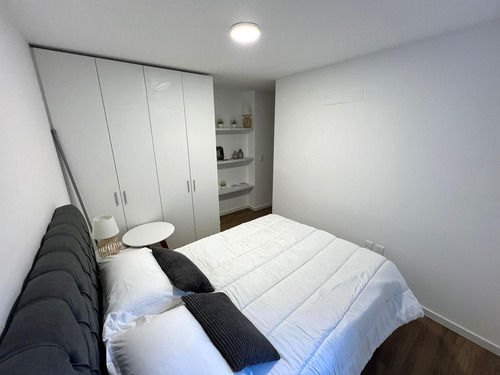 Venta Apartamento Al Frente De 2 Dormitorios Y Balcón En Centro