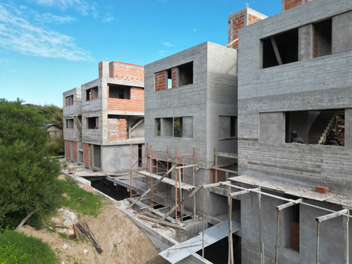 Duplex A La Venta En Valeria Del Mar, A Metros De La Playa. Edificio Halcón