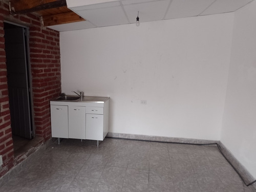 Imagen 2 de 12 de Alquilo Local Comercial 5,5 Ancho X 11 Mts Fondo!!