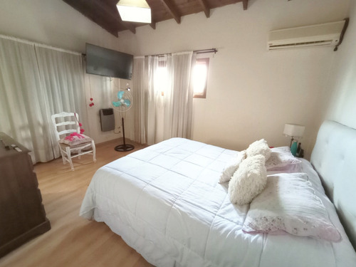 Venta Casa En City Bell Gonnet La Plata 4 Dormitorios Pileta Gran Quincho Escucha Ofertas Con Hidromasaje, 3 Baños Completos, Garage Para 3 Vehículos Con Calefacción En Todos Los Ambientes