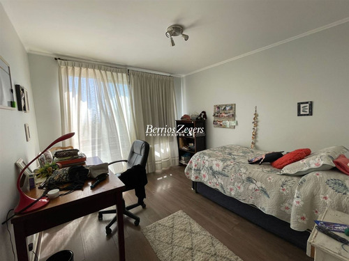 Casa En Venta De 5 Dorm. 4 Baños En Condominio En Las Condes