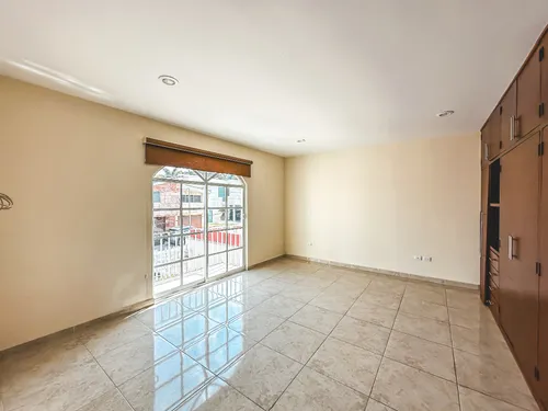 Casa En Venta Con Recámara En Planta Baja En Rincones De La Calera.