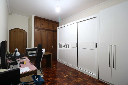 Casa Á Venda No Jardim América, 240m² 3 Dormitórios 2 Vagas - V7818