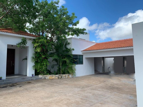Venta Casa De Un Piso En Esquina Con Amplio Terreno, Temozon Norte