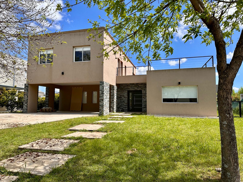 Venta Casa 5 Ambi Con Cochera Sobre Lote Interno Haras Santa Maria Eucaliptos Escobar