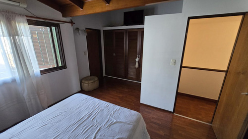 Solido Duplex De 4 Ambientes Con Cochera Y Jardin En Venta. Olivos