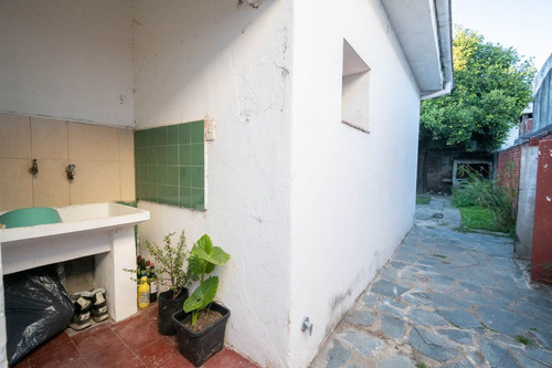 Casa En Sgto. Cabral 2 Dormitorios Y Patio Verde