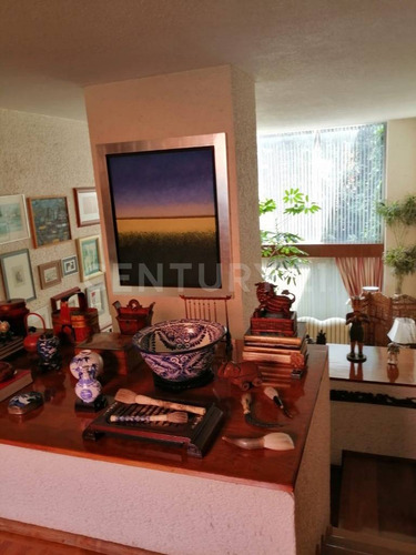 Casa De 3 Niveles Con Amplios Espacios Y 4 Habitaciones Privilegiada