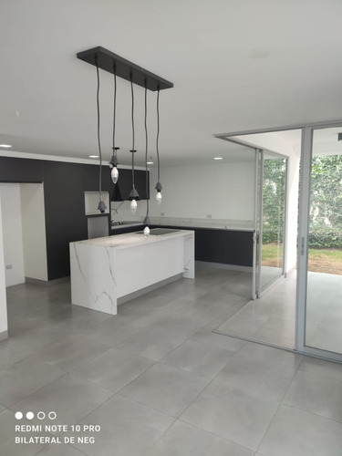 Hermosa Casa Minimalista . Tumbaco. Seguridad, Mucha Luz Natural, Conjunto Pisicina
