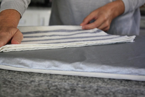 Imagen 2 de 10 de Tabla De Planchar De Mesada Höllsen Pleglable Y Aluminizada