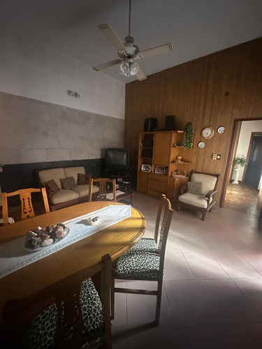 Casa Con Garage Sobre Avenida En Venta!!!